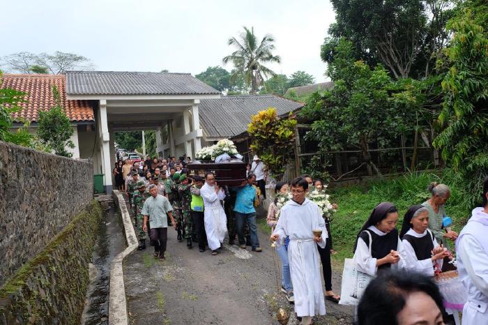 Funeral-of-Dom-Frans-Rawaseneng-8