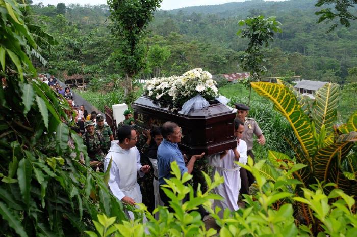 Funeral-of-Dom-Frans-Rawaseneng-9